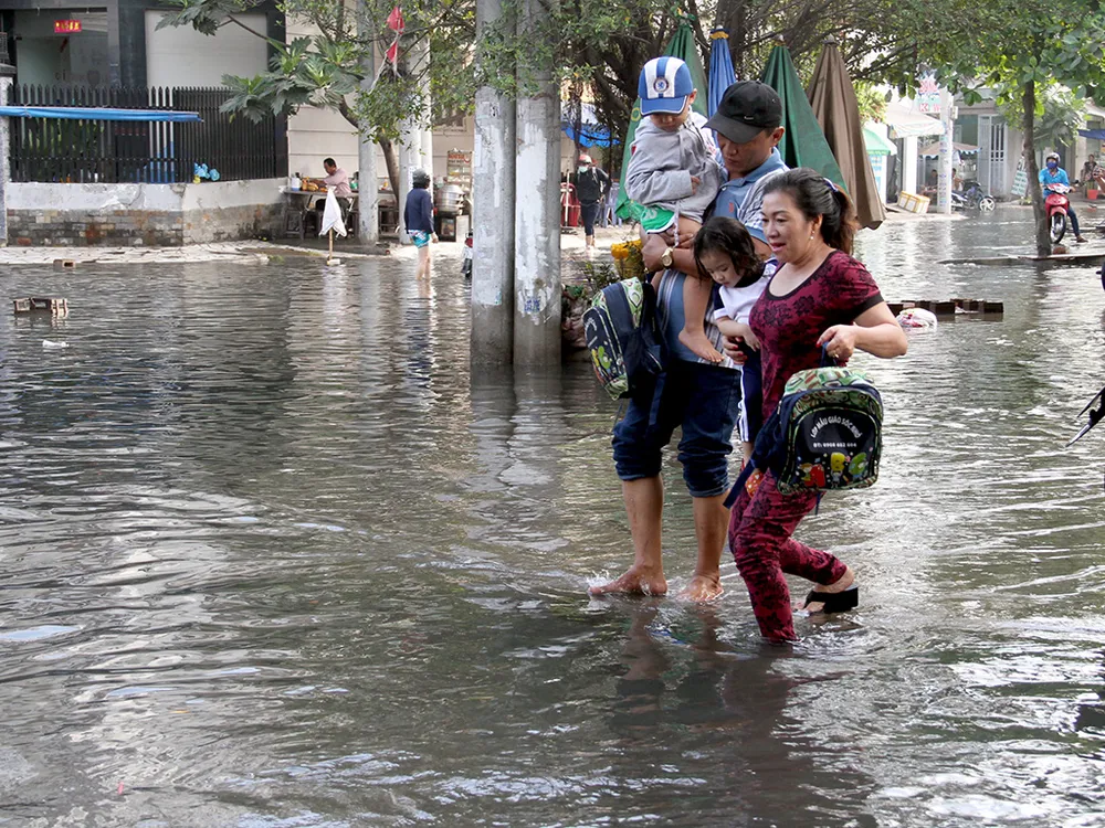 Người dân quận 12 khổ sở vượt 'biển nước' đi làm ảnh 14